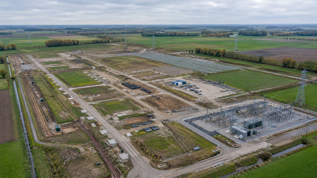 Infrastructuur en netaansluiting van een duurzaam energieproject.