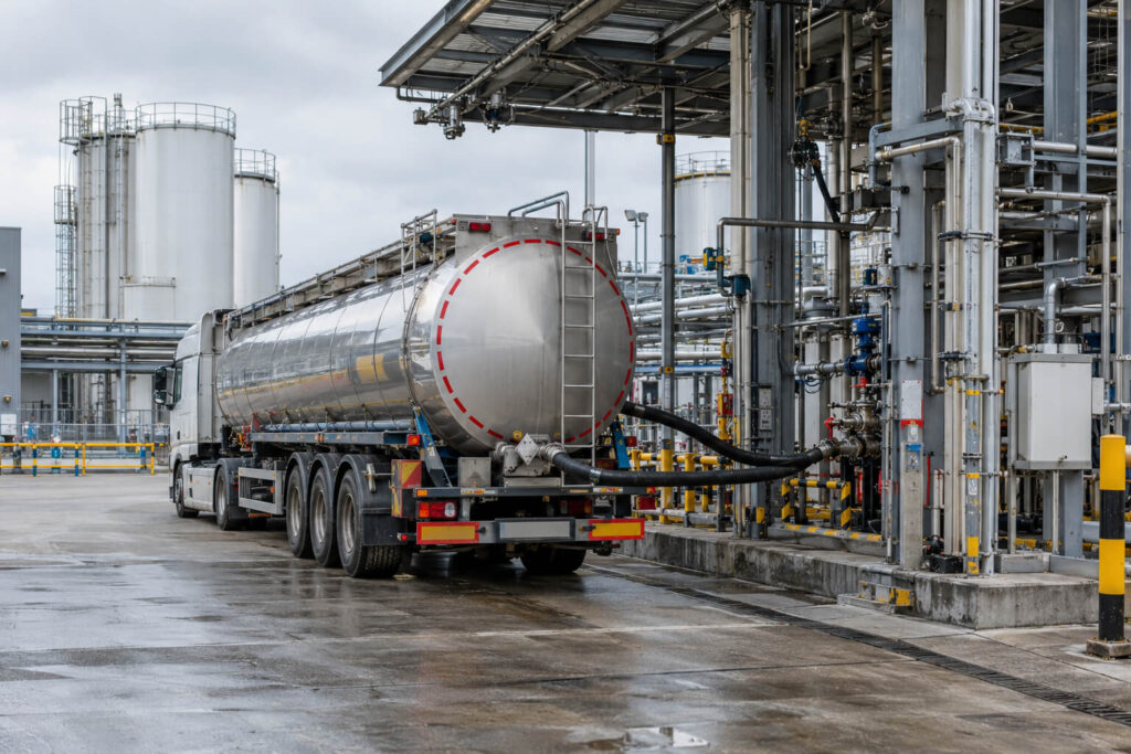 Anlieferung chemischer Rohstoffe im Industriebetrieb