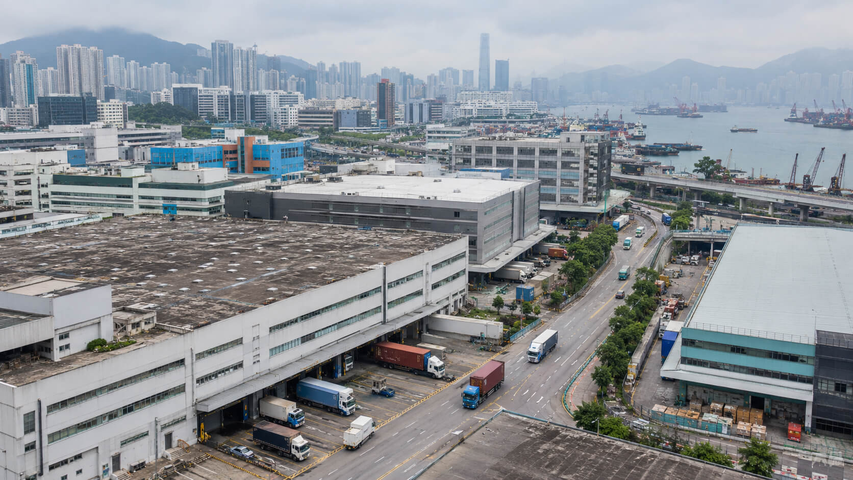 香港出口商的資金周轉挑戰:如何在海外客戶付款前取得營運資金? 1 Warehouses and freight access roads supporting Hong Kong export operations.
