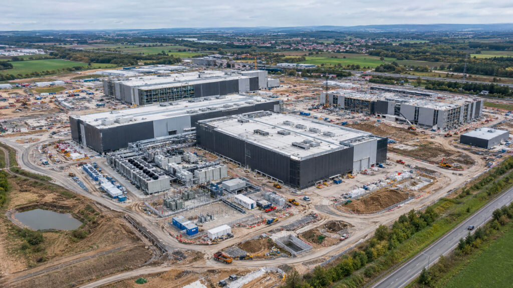 Rechenzentrum mit mehreren Gebäuden im Bau