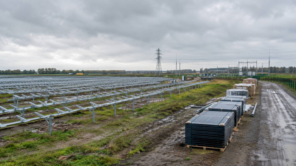 Vergund zonne-energieproject met bouwmaterialen klaar voor de volgende fase.